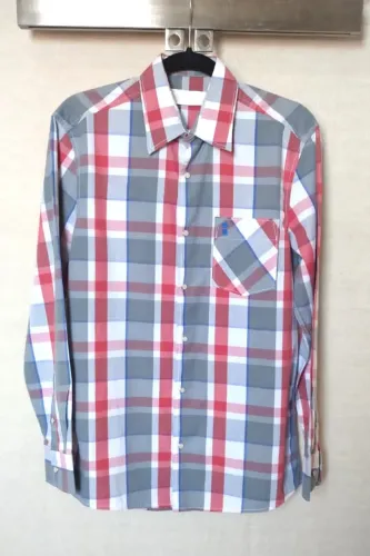 Camisa de mangas compridas tipo social marca Sergio K, xadrez. Unissex.