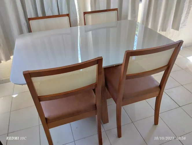 Mesa toda de madeira 