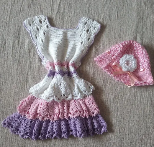 Vestido e chapéu em crochê 