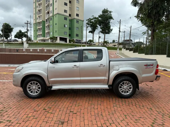 Toyota Hilux CD SRV D4-d 4X4 3.0 TDI Diesel AUT 2012