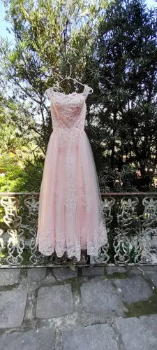 Vestido de Festa Rosa com Detalhes Delicados