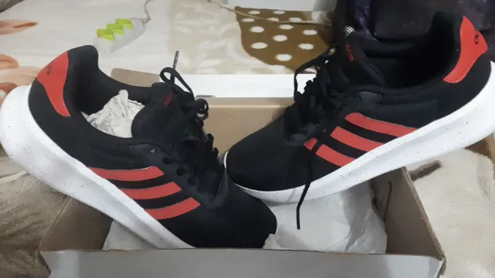 Tênis Adidas Masculino Preto com Detalhes Vermelhos