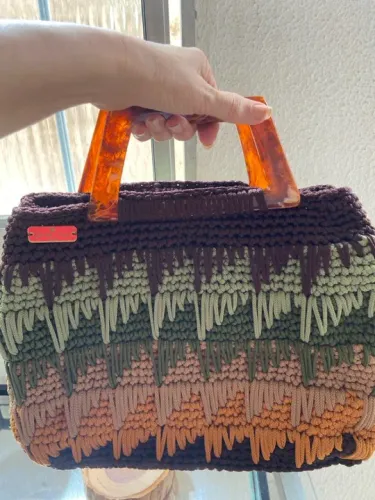 Bolsa de crochê vintage com alças de acrílico