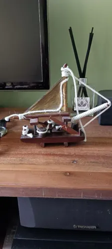 Miniatura de barco decorativo em madeira