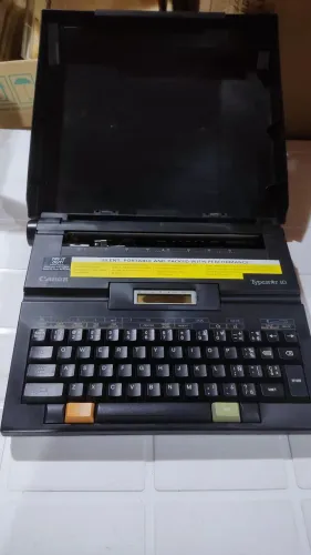 Máquina de escrever elétrica.