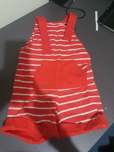 Macacão Listrado Vermelho e Branco. Tamanho 4. Marca bbbasico
