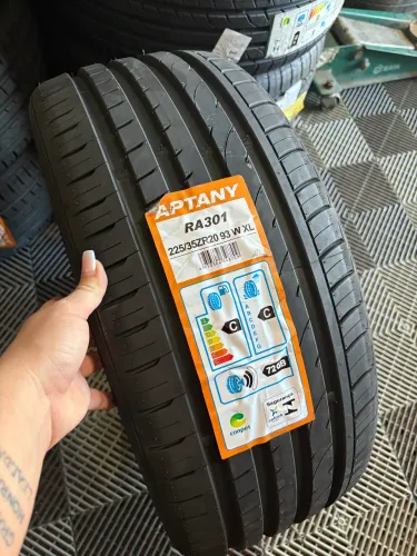 Pneu 225/35 R20 novo