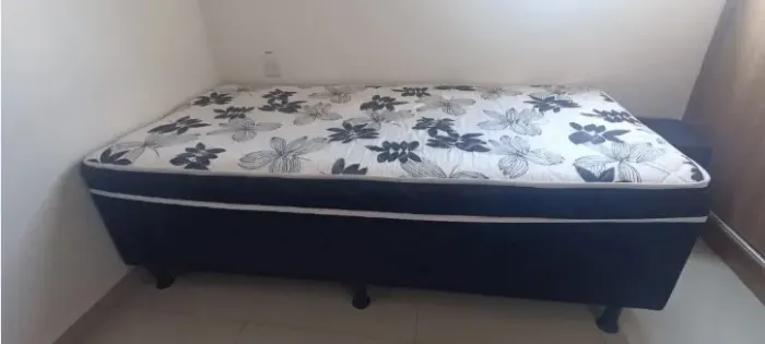 Cama box solteiro - Base preta com colchão embutido