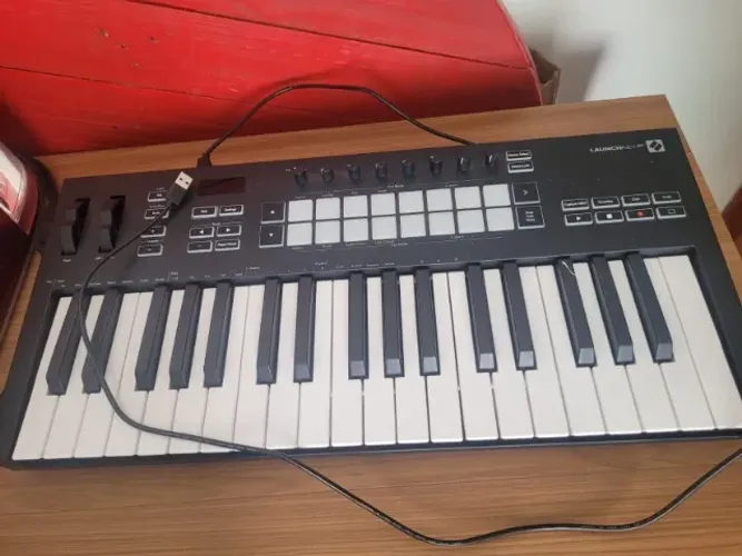 Teclado Controlador Launchkey 37 MK3 Novation MIDI