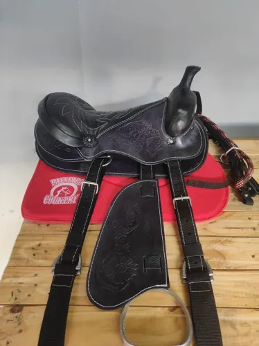 Sela de Cavalo em Couro com Detalhes Florais