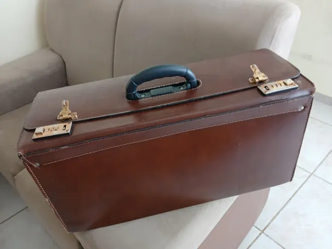 Maleta em couro para dois Trompetes.