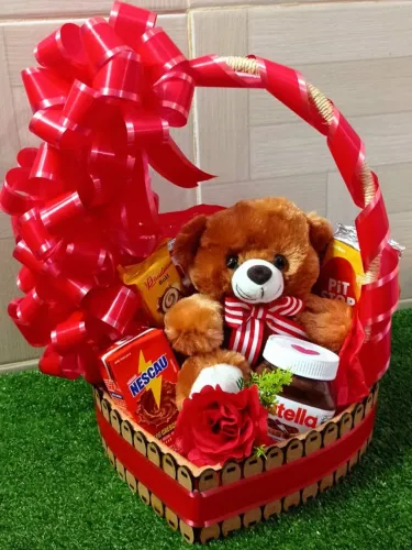 Cesta de Presente Decorativa com Urso de Pelúcia