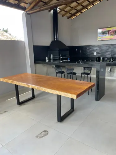 Mesa de Madeira maciça com pés de ferro