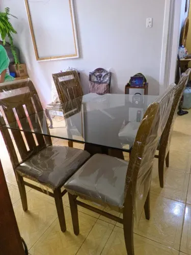 Mesa de Jantar com quatro cadeiras forradas com tecido suede marfim