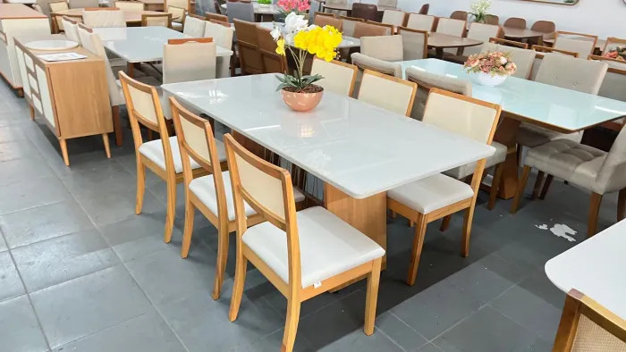 Conjunto de mesa de jantar com cadeiras toda de madeira