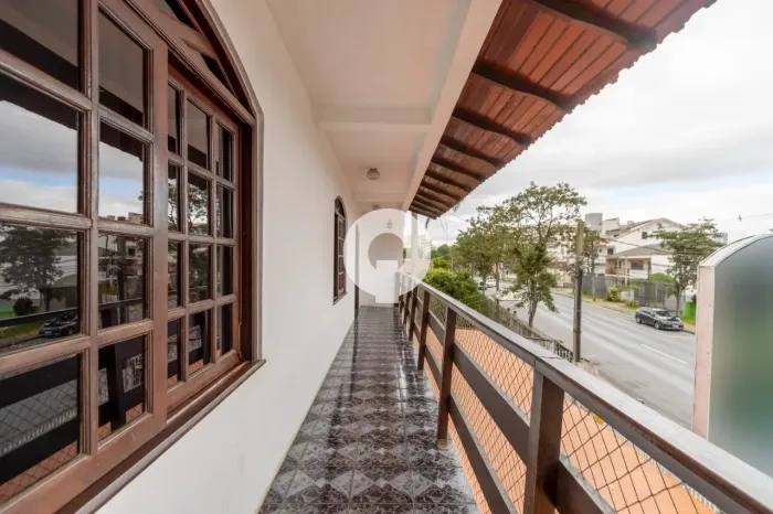 SOBRADO À VENDA NO PORTÃO - AMPLA ÁREA COM POTENCIAL COMERCIAL E RESIDENCIAL