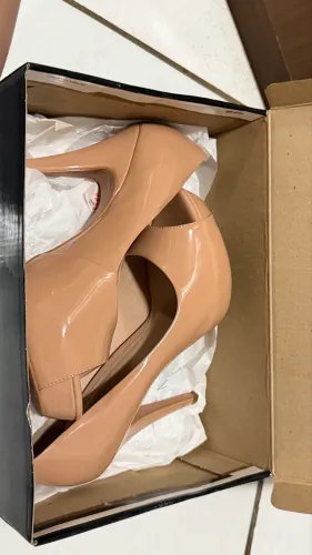 Sapato Lara Peep Toe Nude Verniz - Salto Alto