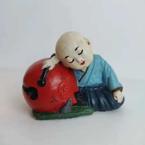 antigo enfeite monge dormindo sobre o sino budista mokugyo (usado)