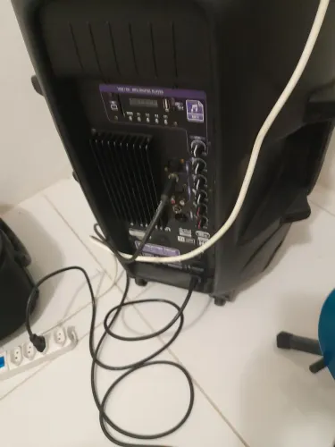 Caixa de som amplificada WALDMAN com.apenas.tres meses de comprada e quase.nao usada, 300