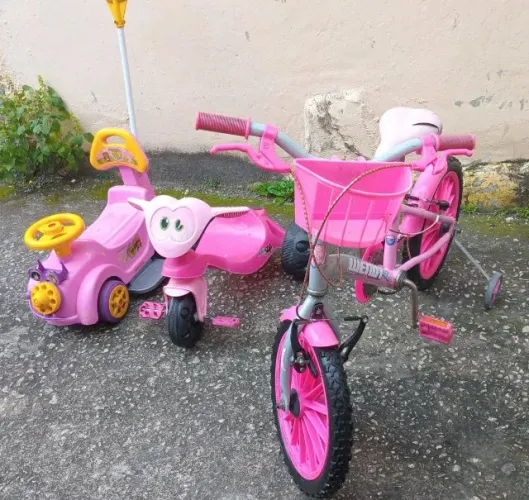Bicicleta + Velocípede + Carrinho de passeio = Infantil e Rosa