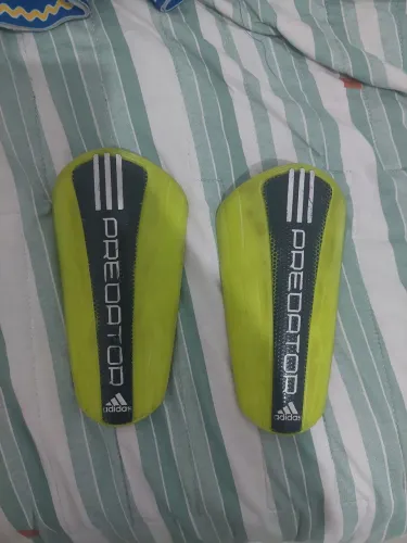 Caneleira Adidas Predator Verde