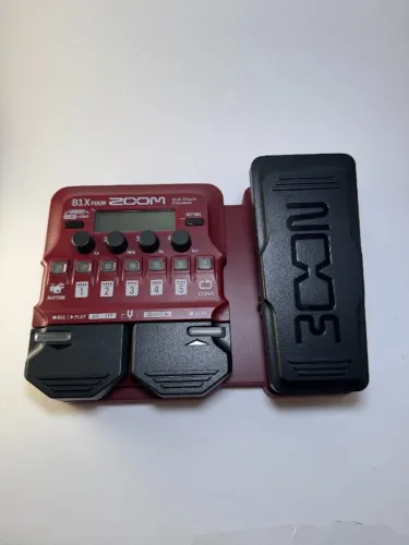 Pedaleira de efeitos para baixo Zoom B1X Four - completa, pronta para usar