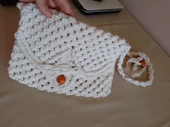 Bolsa de crochê branca com detalhes em madeira