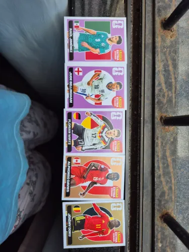 5 figurinhas Extra legends (1 ouro, 1 Bronze e 3 roxas)