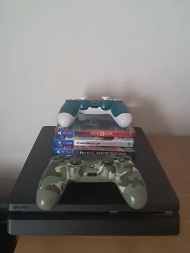Ps4 slim 500g com 2 controles e 3 jogos 