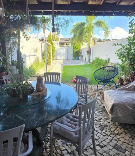 Casa Dúplex em Rua Privativa