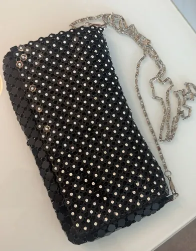 Bolsa Cluntch Preta Com Alça e Detalhes Em Strass.