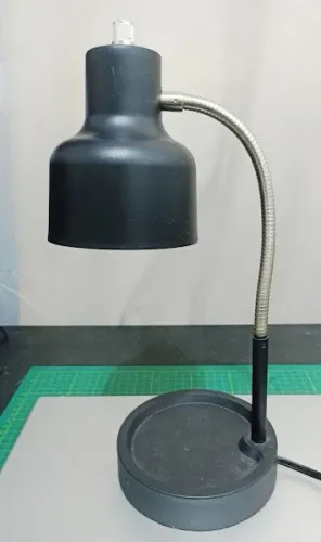 Luminária de Mesa Articulada Preta com Tomada Integrada (110V)