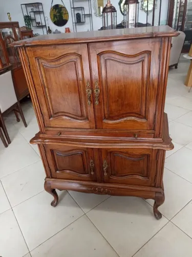 Bar Cristaleira Clássico em Cedro Maciço com Abertura Especial - 91cm