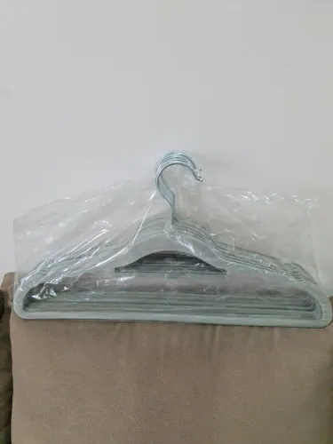 Kit 1: 10 cabides de veludo cinza tamanho adulto novos sem uso 