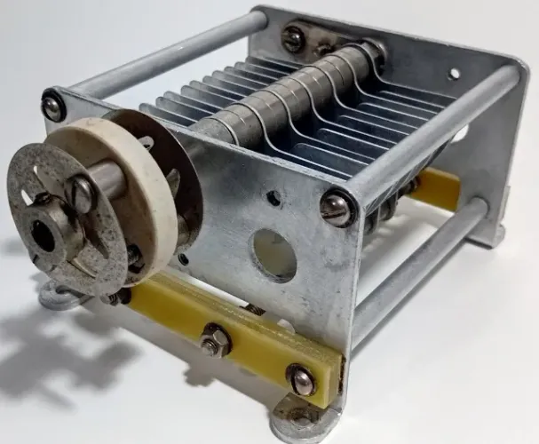 Capacitor Variável alumínio 10 a 50 pF alta tensão