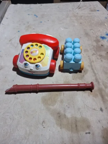 lote de brinque do 2 carros e 1 frauta 