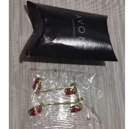 Brincos com perda vermelho De coraçãoes da avon top demais adequado para vc