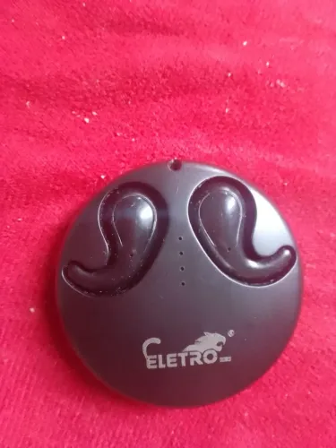 um fone de ouvido Bluetooth sem fio (TWS) da marca Eletro.