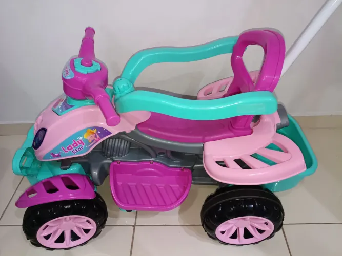 Triciclo infantil com pedal
