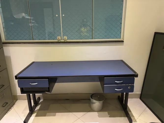 Mesa escritório com gavetas 