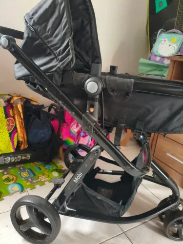 Carrinho de bebê tipo Moisés Safety1st Mobi preto + acompanha bebê conforto
