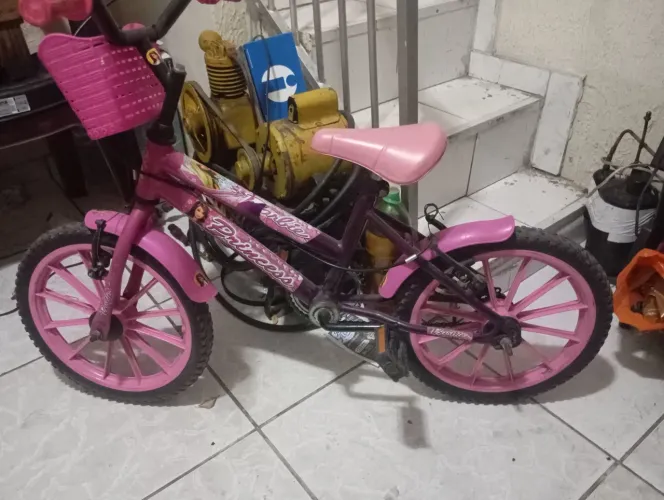 Bicicleta e cama de solteiro.