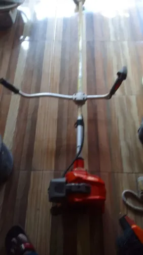 Roçadeira a gasolina vendo outro troco
