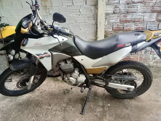 Vende-se XRE 300 2013