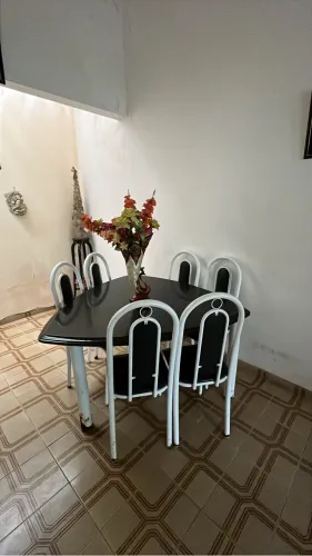 Vendo mesa com 6 cadeiras.