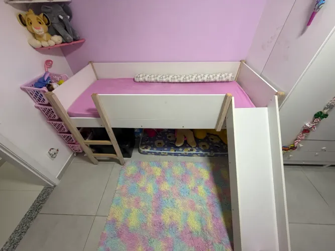 Cama infantil com escorregador Tok e Stock 