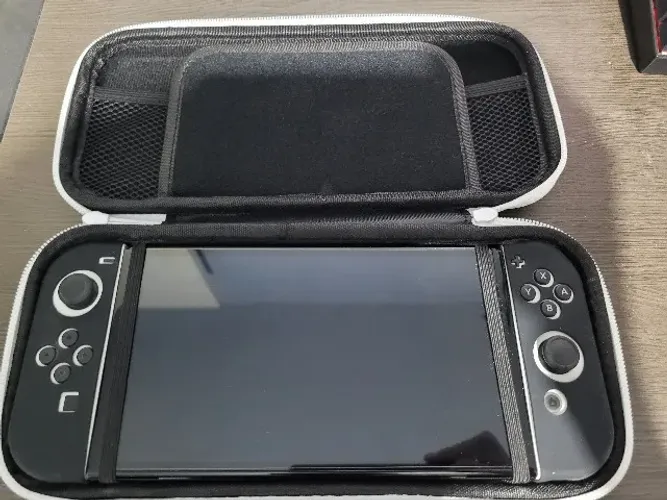 Nintendo Switch Oled branco 64 GB com controle adicional jogos e acessórios.