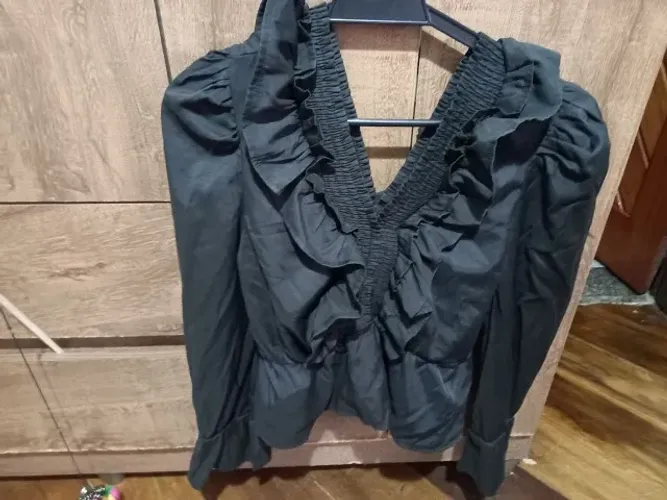 Blusa Preta de Babado