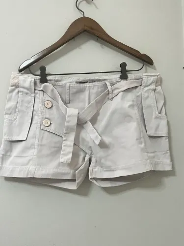 Short femenino de sarja em tecido super macio na cor marfim, possui cos ajustável.