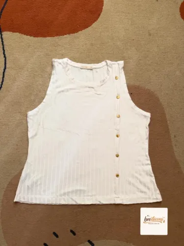 Regata Branca com Botões Dourados Filipa Plus Size (Riachuelo) Tam. XG